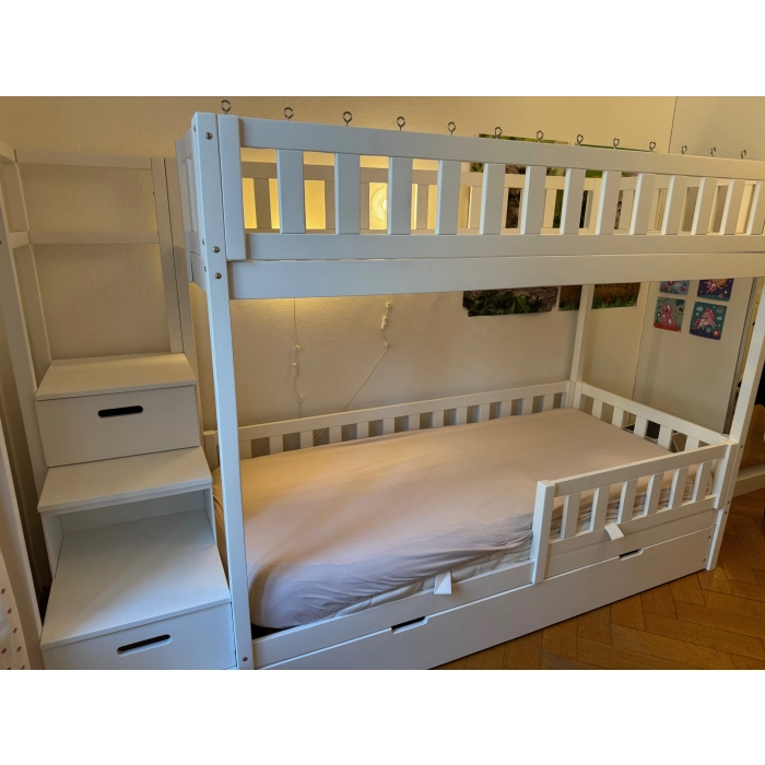 Łóżko piętrowe ze schodami do pokoju rodzeństwa